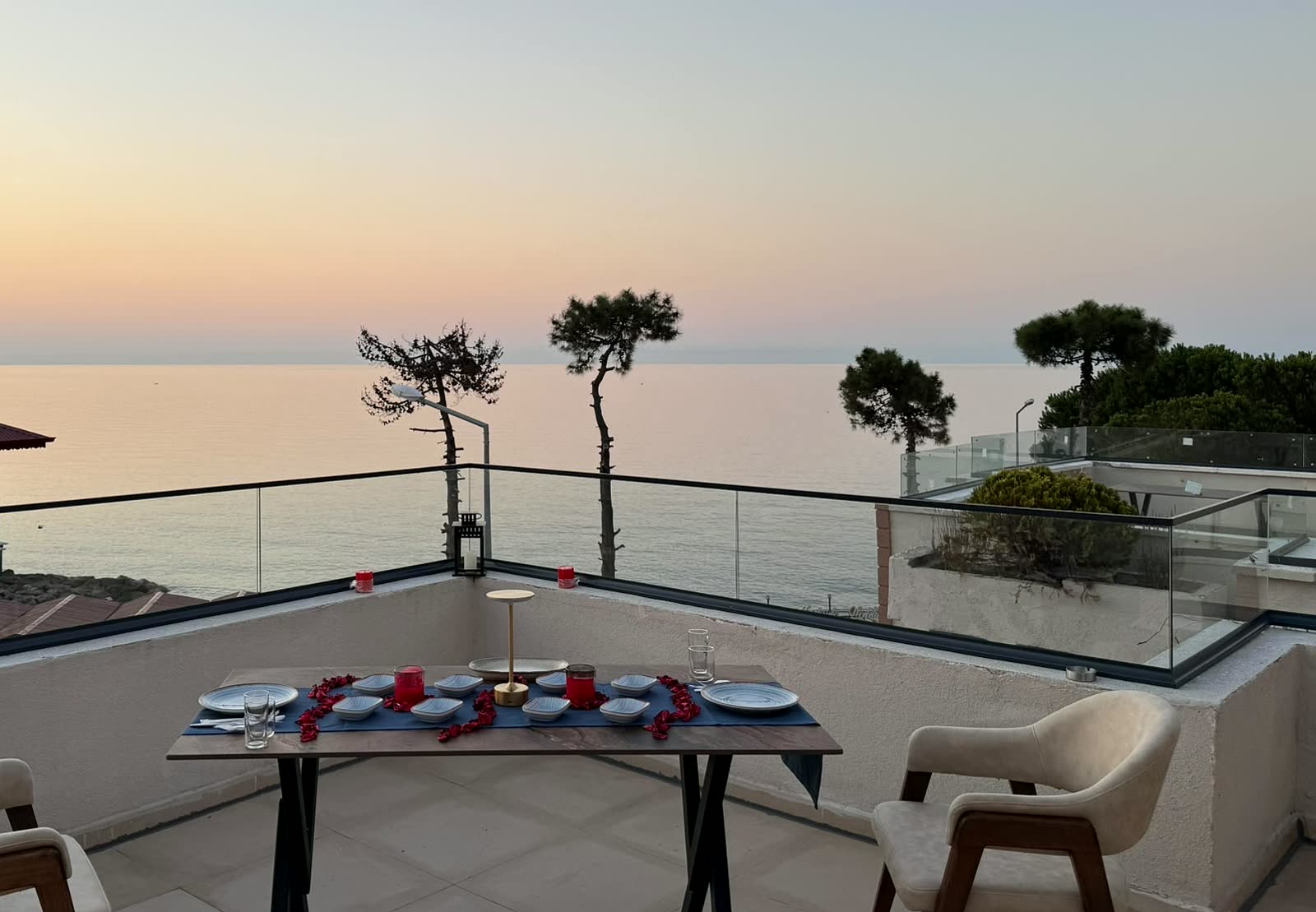 Via Otel والبحر الأسود عند الغروب