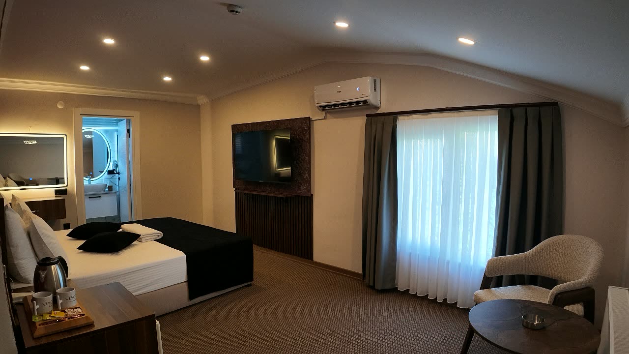 Standart Oda — çatı katı, televizyon ve pencere
