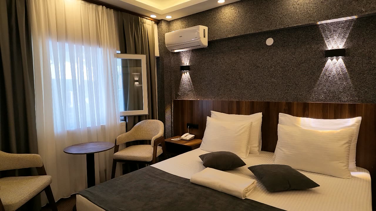Standart Oda — duble yatak ve oturma köşesi